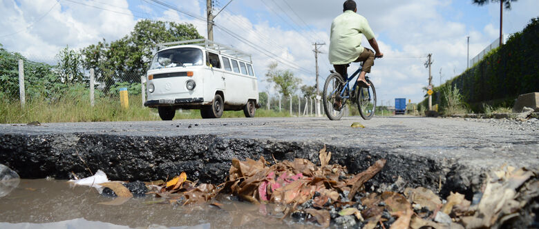 Buracos preocupam motoristas que circulam entre a rua Aracaré e Avenida Miguel Badra