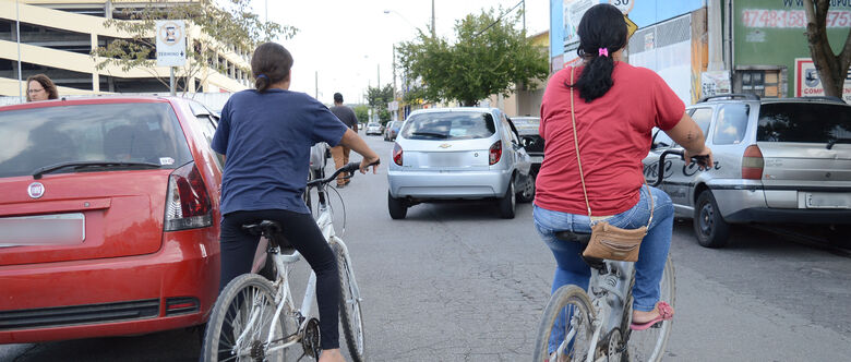 Diariamente, centenas de ciclistas cruzam a rua para realizar atividades básicas, como levar os filhos para a escolar ou ir às compras. Este é o caso da dona de casa Genilda Barros de Moura, que costuma pedalar em companhia dos filhos