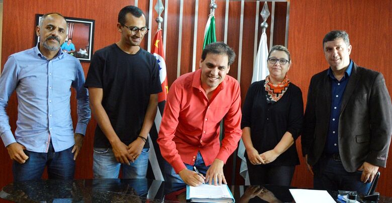 Termo para liberação de verba foi assinado ontem no Gabinete do prefeito