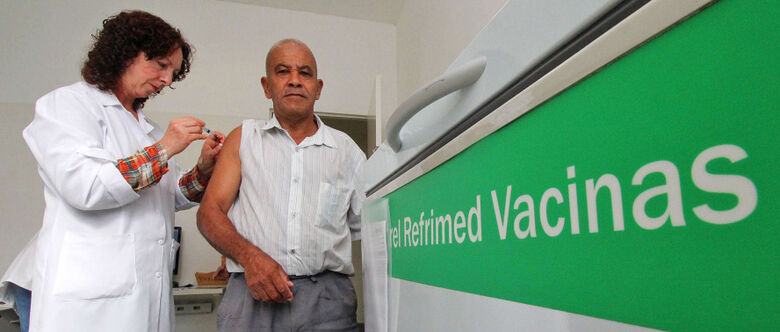Serão vacinados trabalhadores de saúde, indígenas e idosos (pessoas com 60 anos e mais)