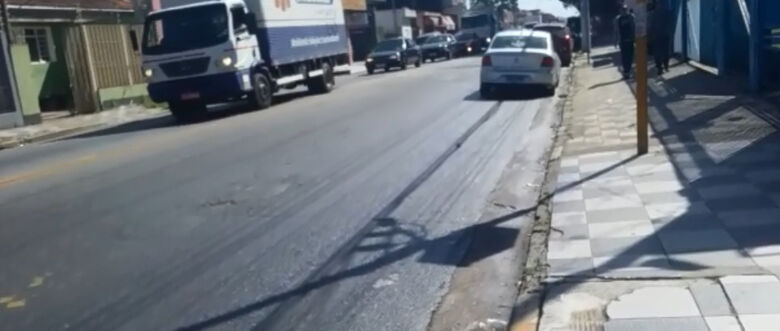 Motoristas e comerciantes temem acidentes na Antônio Marques Figueira