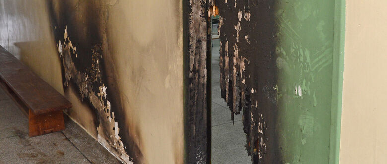 Escola foi invadida e teve porta incendiada na Vila do Sol Nascente