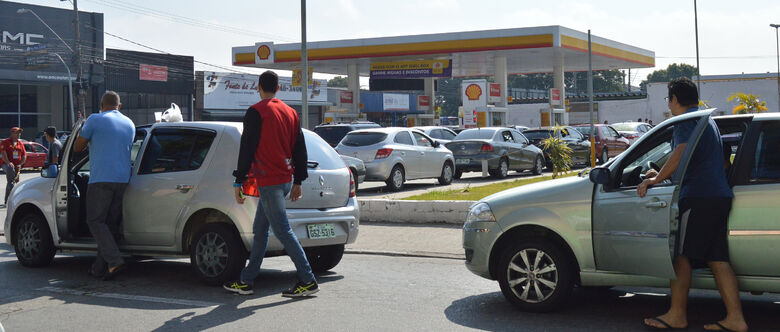 Motoristas em Suzano correm para tentar abastecer veículos