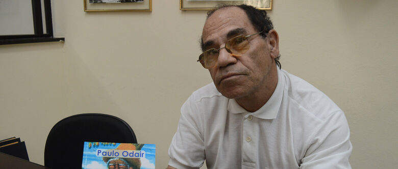 Obra conta histórias entrelaçadas pelo cotidiano em forma de poesias