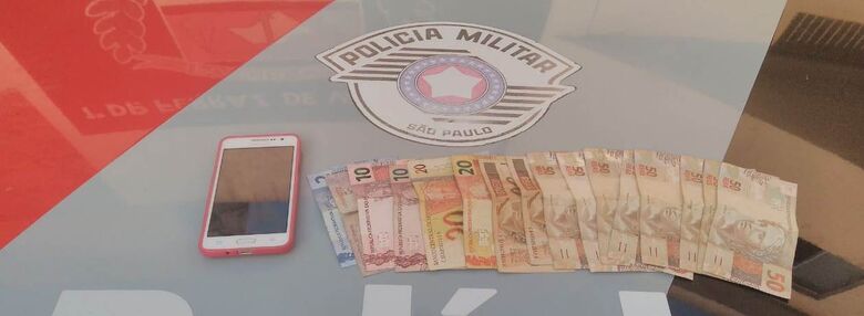 Dinheiro e um celular roubado foi encontrado com suspeito
