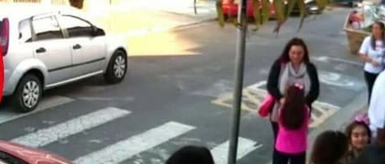 Veículo usado para levar bandido morto foi flagrado por câmeras de vigilância