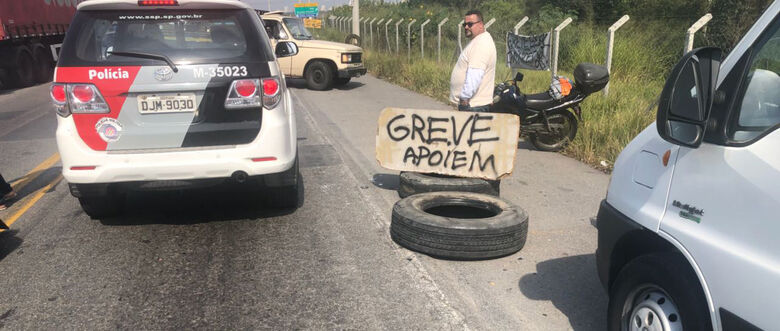 Em Itaquá, os manifestantes interditaram a Estrada Mário Covas Junior