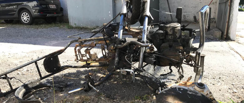 Moto ficou completamente destruída após incêndio