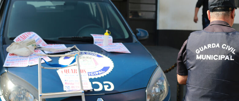 Fiscalização flagrou uma tentativa de afixação irregular de publicidade