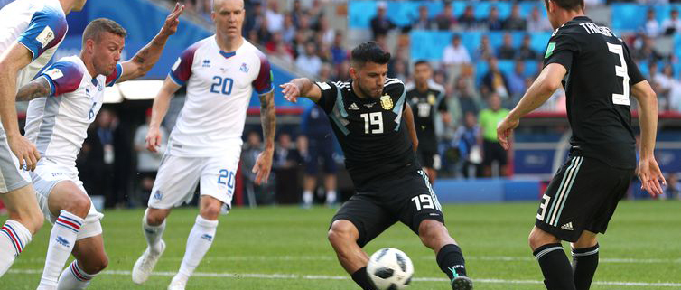 Sergio Aguero, da Argentina, marca o primeiro gol