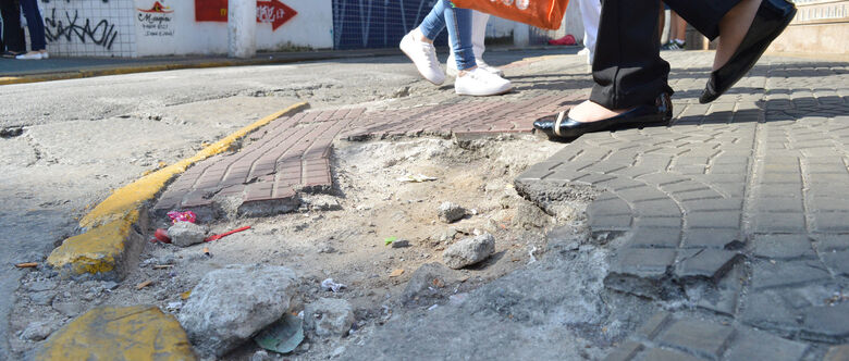 Prefeitura vem notificando os responsáveis pelas calçadas. São 213 reclamações