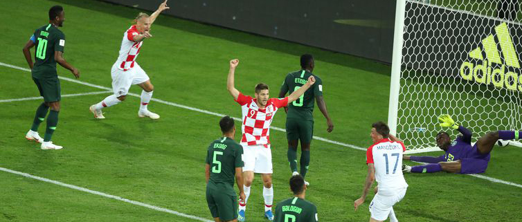 Jogadores da Croácia comemoram primeiro gol. Oghenekaro Etebo da Nigéria fez gol contra, o primeiro da Croácia.