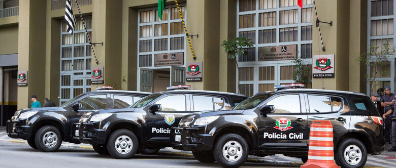 Candidatos precisam ser brasileiros natos ou naturalizados, possuírem certificado de conclusão de ensino médio e habilitação no mínimo na categoria “B”, para as vagas de auxiliar de papiloscopista, e 