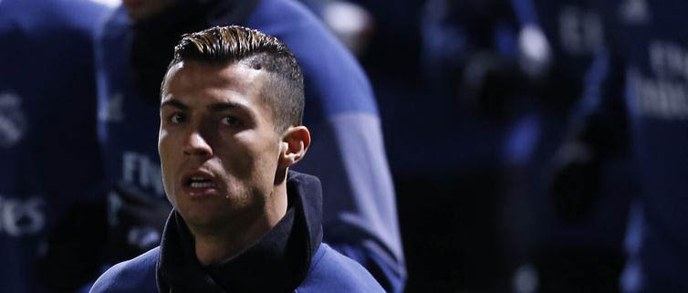 Melhor jogador do mundo, Cristiano Ronaldo, enfrenta alguns de seus companheiros do Real Madrid