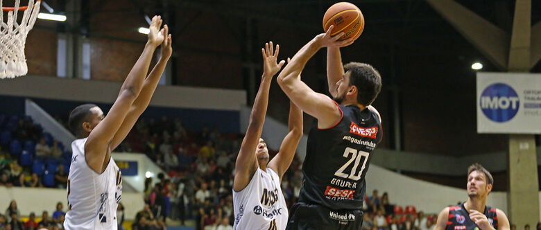 Gaúcho, de 2m02 de altura, defendeu o Sesi/Franca no último ano, com médias de nove pontos, 3,9 rebotes e 10,1 de eficiência nos pouco mais de 18 minutos que esteve em quadra por partida no NBB (Novo Basquete Brasil)