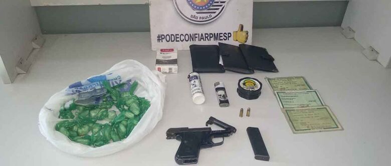Em Itaquá, a polícia apreendeu drogas e uma arma