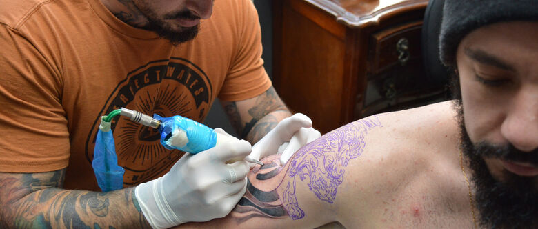 Tatuador Sérgio Costa trabalha na Tradicional Tattoo Studio