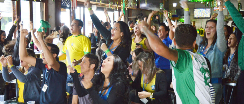 No Boteco Helena, Centro de Suzano, mais de 80 torcedores gritavam, pulavam e comemoraram com o primeiro gol
