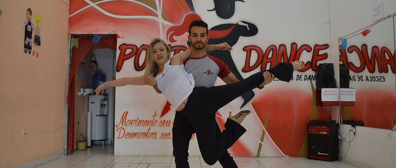 Casal ensina através de vídeos aulas diversas danças, inclusive, a sertaneja