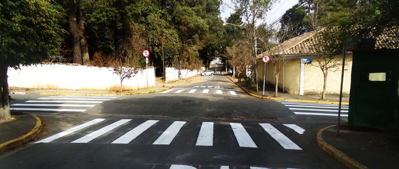 Dentre os serviços foram feitas intervenções como pintura de lombadas, símbolos e setas, faixas de travessia de pedestre, marca de canalização, dentre outras