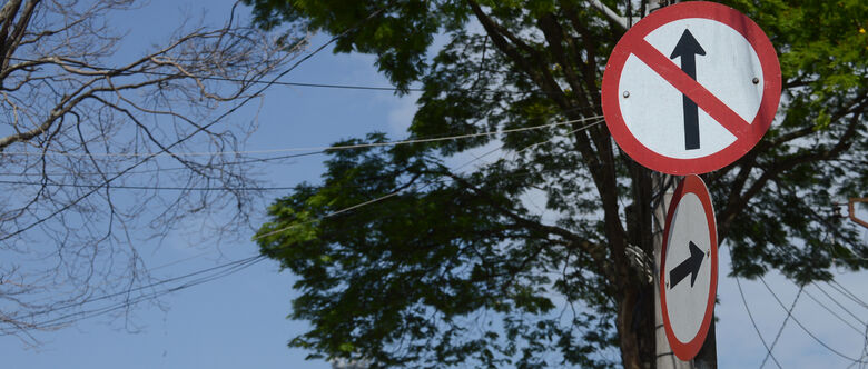 Secretaria Municipal de Transporte e Mobilidade Urbana informou que irá verificar o caso e salientou que disponibilizou sinalização para educar os motoristas da mudança da via