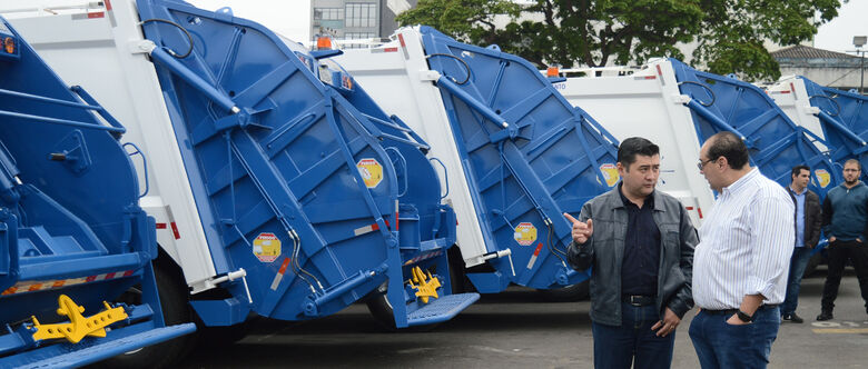 Ashiuchi apresentou os dez novos veículos coletores e compactadores de lixo que irão integrar a nova frota da Pioneira Saneamento