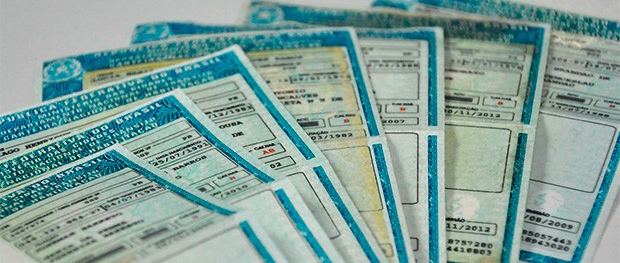 Para isso, é preciso fazer um cadastro no portal para obter login e senha de acesso aos serviços online. Em seguida, o cidadão pode pedir a 2ª via pela própria página, em “Serviços Online” e ”2ª via da CNH”