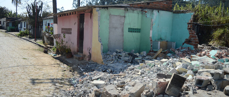 Casas demolidas: famílias ocupavam área de rodovia em Suzano