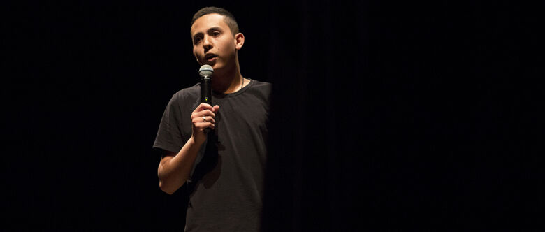 Felipe Hatorri durante apresentação de stand-up