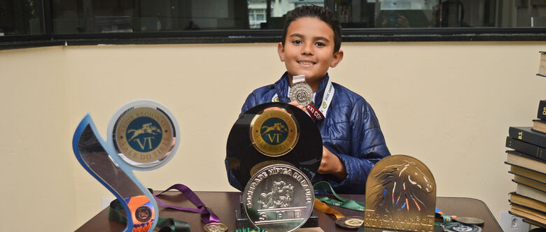 Pequeno cavaleiro suzanense coleciona medalhas e troféus