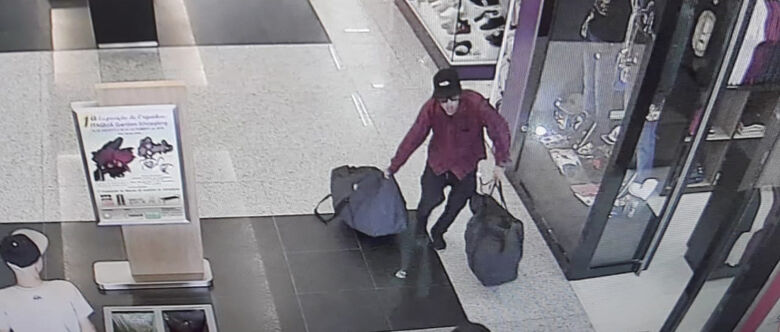 Bandido é flagrado carregando malas pelo shopping
