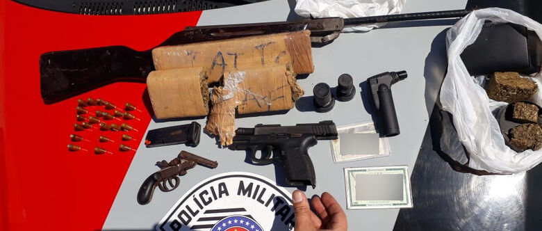 Armas e drogas foram encontradas em conjunto habitacional