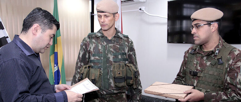 Em visita ao Paço Municipal, os militares presentearam o chefe do Executivo com o Diploma de Reconhecimento, em agradecimento ao apoio que receberam da Prefeitura de Suzano e da população, e ainda uma miniatura da fachada do 6º Batalhão de Infantaria Leve
