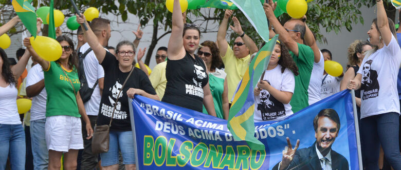 Passeata começou, por volta das 14 horas, na Praça Cidade das Flores, próximo a Prefeitura de Suzano