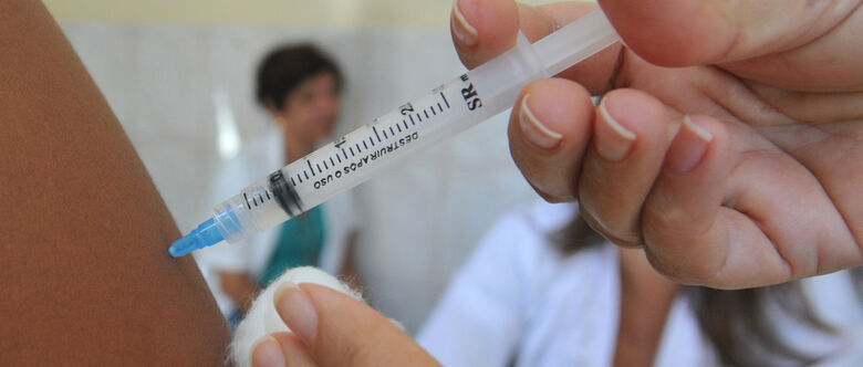 Ministério da Saúde alerta que a cobertura contra o HPV só está completa com as duas doses. O intervalo entre a primeira e a segunda dose da vacina é de seis meses