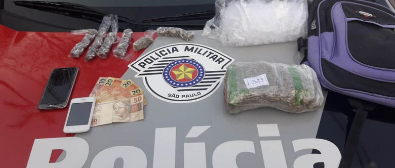 Em ações contra o narcotráfico, a polícia prendeu três pessoas com drogas