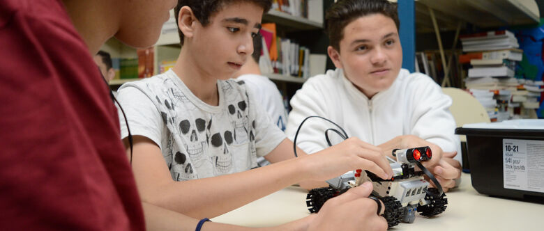 Equipe suzanense do Sesi ficou responsável por ensinar alunos, da mesma idade, o passo a passo sobre a programação e construção de um robô