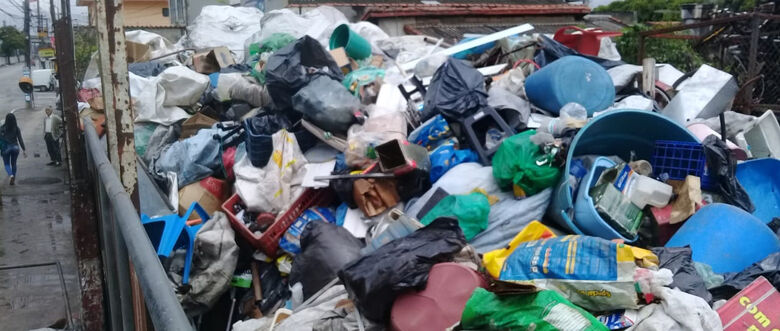 Ao todo, foi recolhida cerca de uma tonelada de materiais em frente a um ferro-velho que atua ilegalmente, já que não tem qualquer alvará municipal de funcionamento (não é permitido esse tipo de atividade comercial naquele endereço) e o imóvel é invadido