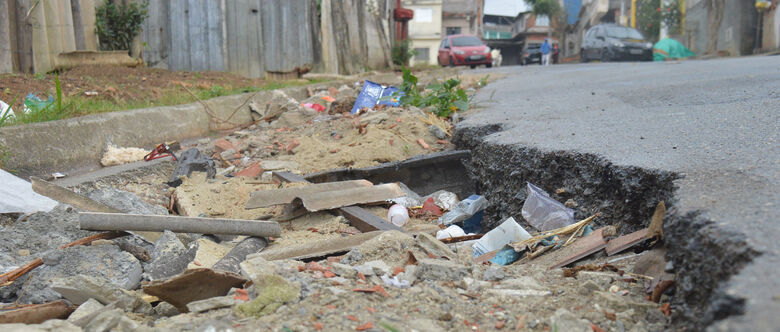 Guia deteriorada prejudica os moradores, além dos buracos nas ruas