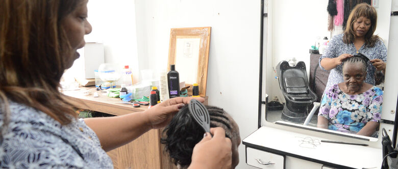 Ester dos Santos se dedica às tranças, cortes e aplicação de mega hair