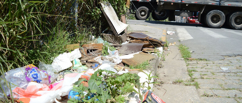 Mesmo com a coleta seletiva em dia, na manhã seguinte o problema persiste