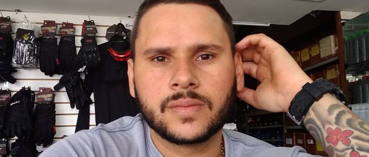 Vendedor voltava para casa de moto com a namorada, quando foi baleado e morto