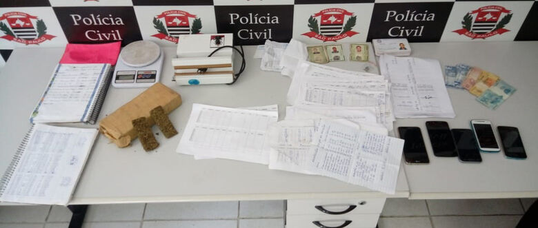 Drogas, papéis com a contabilidade do narcotráfico e celulares foram apreendidos