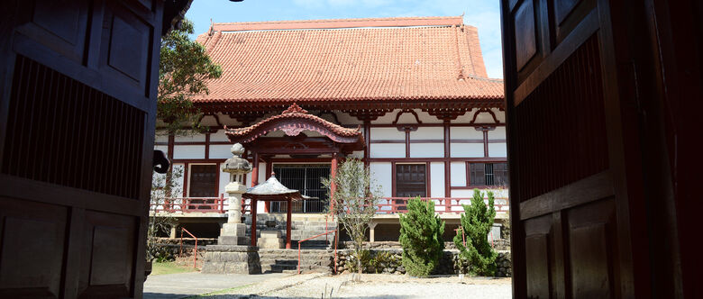 Templo Budista Nambei Shingonshu Daigozan Jomyoji, localizado na Estrada dos Fernandes, chama a atenção dos mais de 2 mil visitantes que passam pelo local por mês. Datado de 1966, o local é um dos principais de Suzano (a cidade conta com 4 templos) e da A