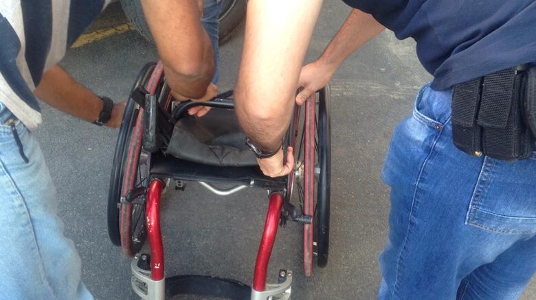 Polícia encontra cadeira de rodas de cadeirante roubada em Poá