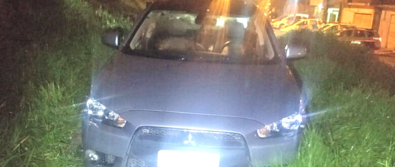 Veículo roubado foi localizado na Rua Curupira com as portas abertas