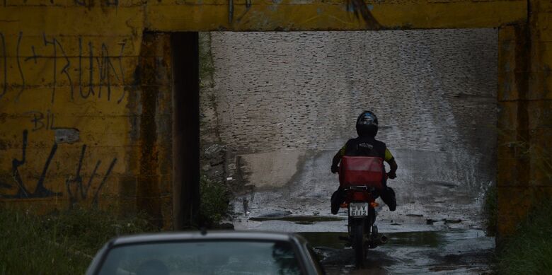 Fortes chuvas têm provocado alagamentos na Rua Sebastião Moreira