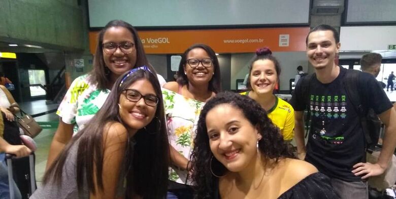 Isabela Souza Silva, de 14 anos, e seus seis amigos desembarcaram na madrugada desta sexta-feira (25) no País