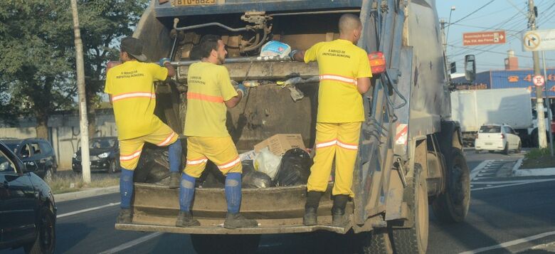 Pioneira Saneamento frisa que uniforme da empresa é amarelo