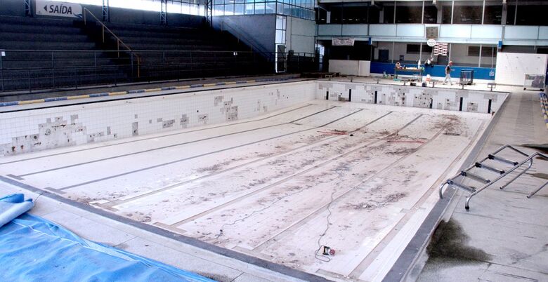 Trabalho que está sendo feito no local compreende a troca de azulejos da piscina e manutenção geral na casa das bombas, com a verificação do encanamento, revisão nos filtros e demais equipamentos